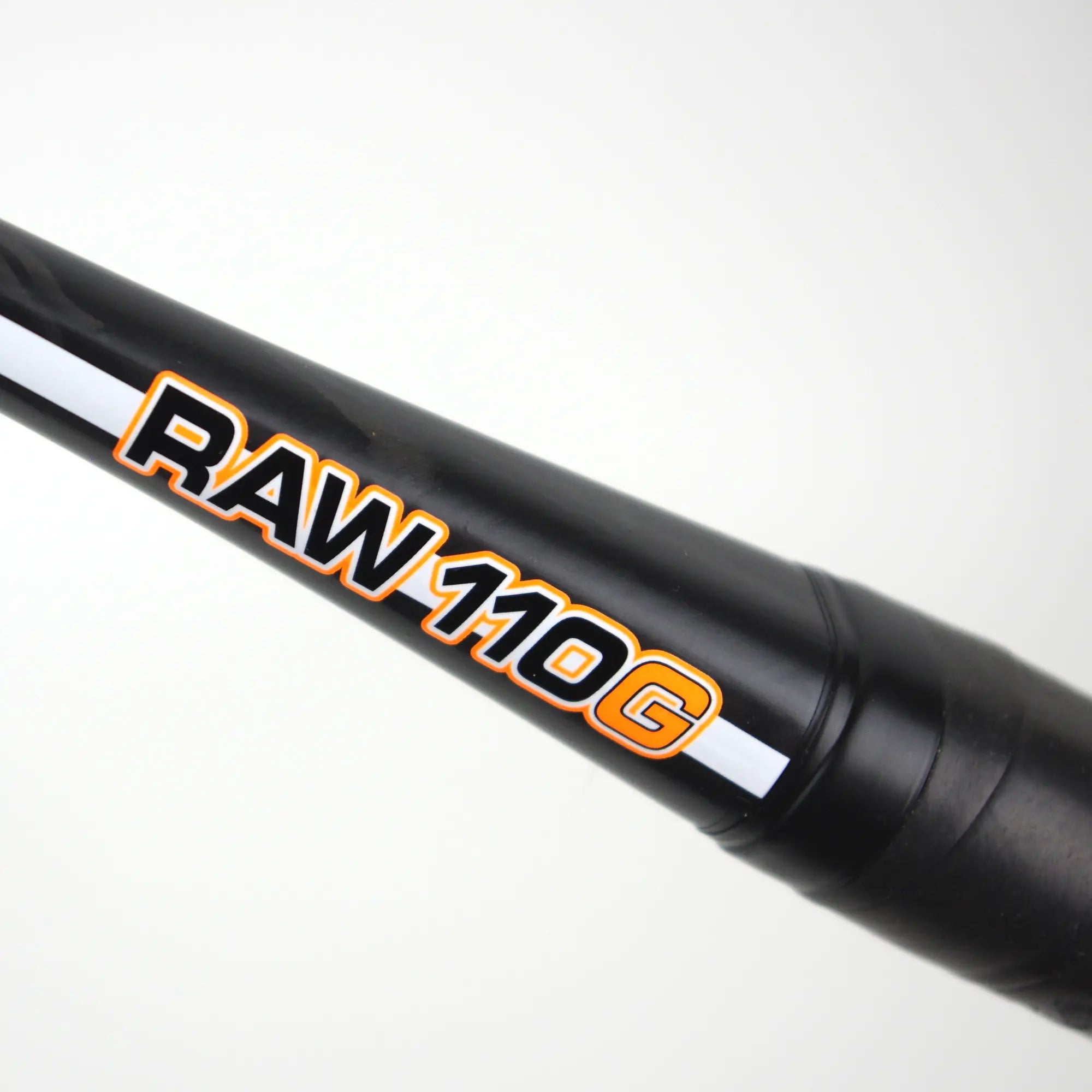 karakal-raw-110-2-1-squashschl-ger-110g-kopfballance-satin-schwarz-orange image 3