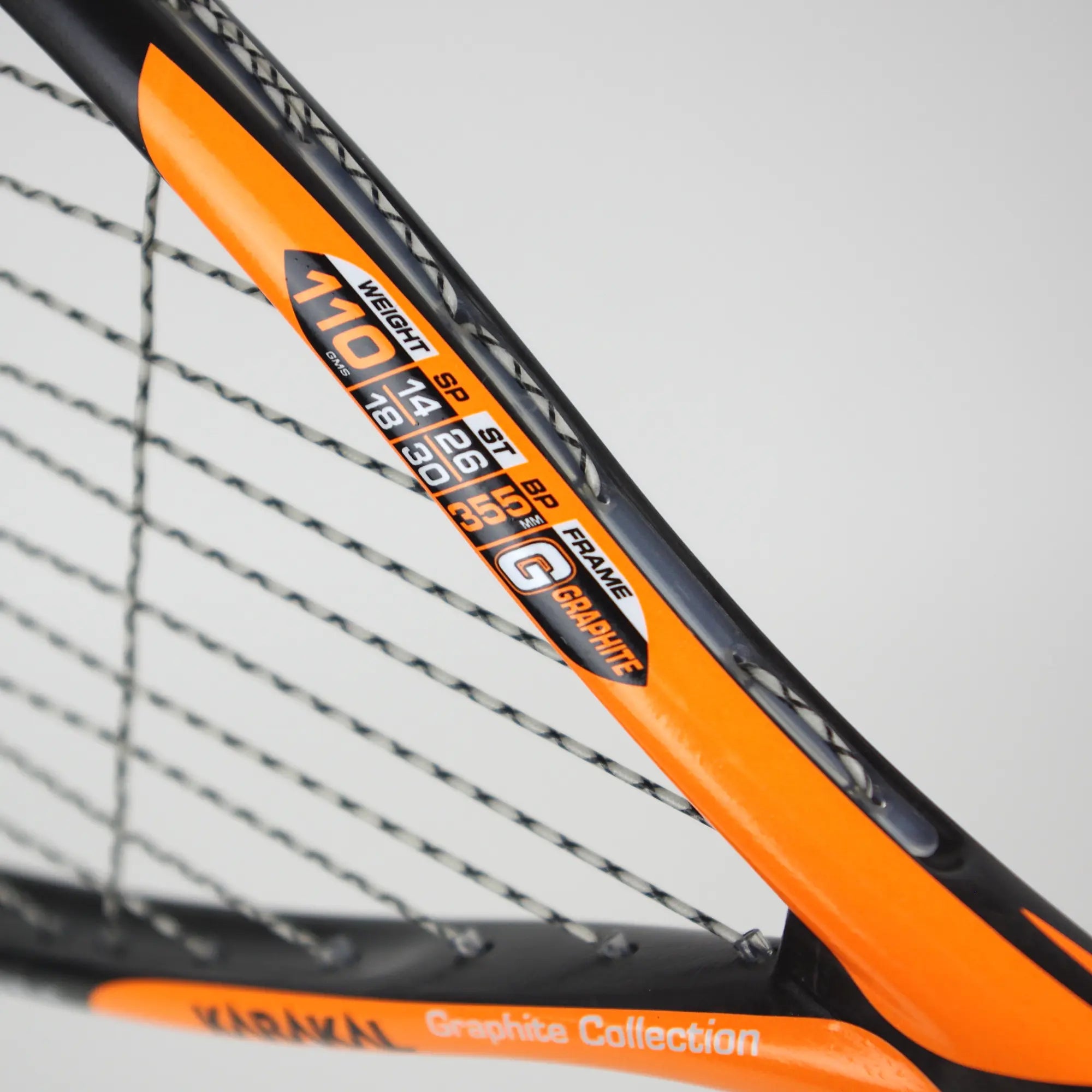karakal-raw-110-2-1-squashschl-ger-110g-kopfballance-satin-schwarz-orange image 4